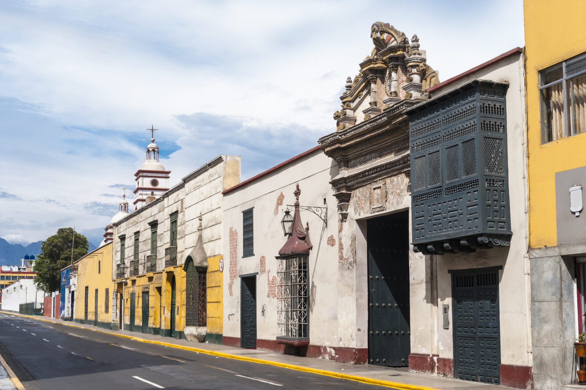 Een straat met koloniale gebouwen in Trujillo