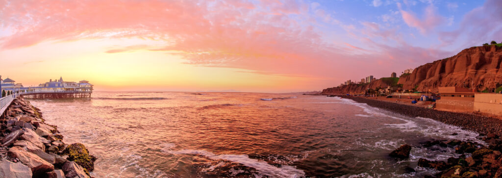 Het strand van Miraflores bij zonsondergang.