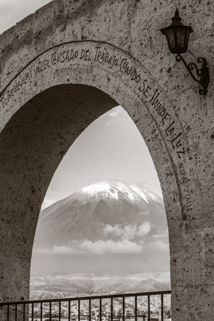 De bogen van Yanahuara met de vulkaan El Misti op de achtergrond